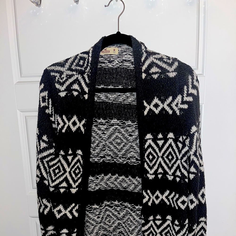 Hollister sweater Size M. Selling because I never wear it! No stains, smoke free
